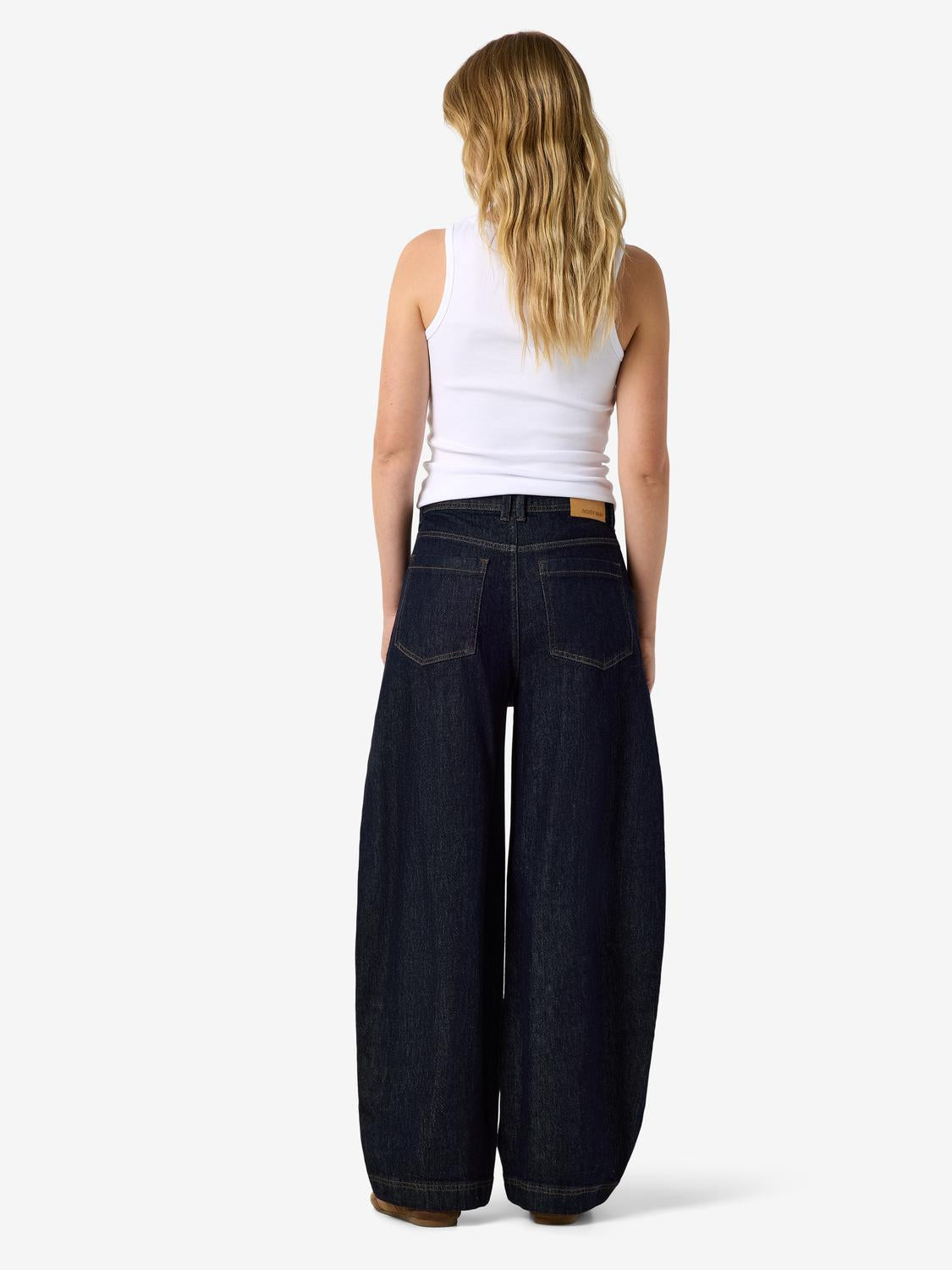 model_shot-front_full